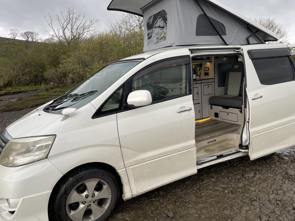 Great little pop top camper, Apple car play, 2.4L petrol, automatic
