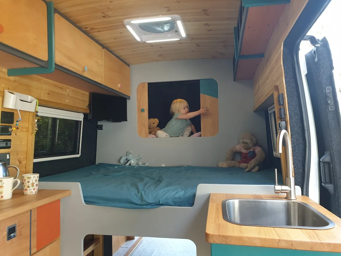 PERFECT LAYOUT FOR A FAMILY OF 3, INCLUDES SEPERATE CHILDS BEDROOM ...